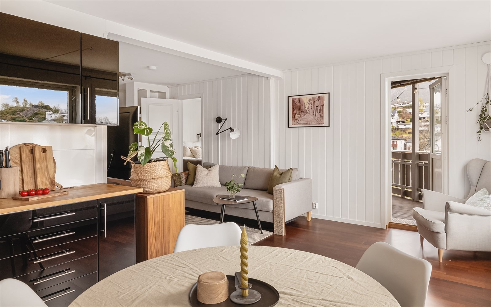 Herfra er det utgang til den koselig balkongen på ca. 8 m². Galleribilde