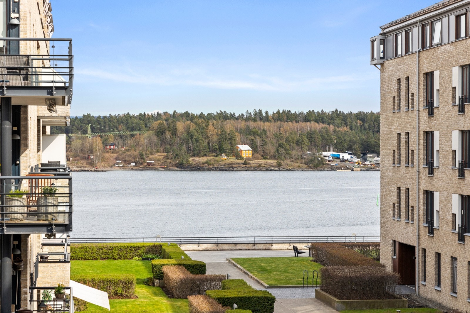 Utsikt mot sjøen Galleribilde