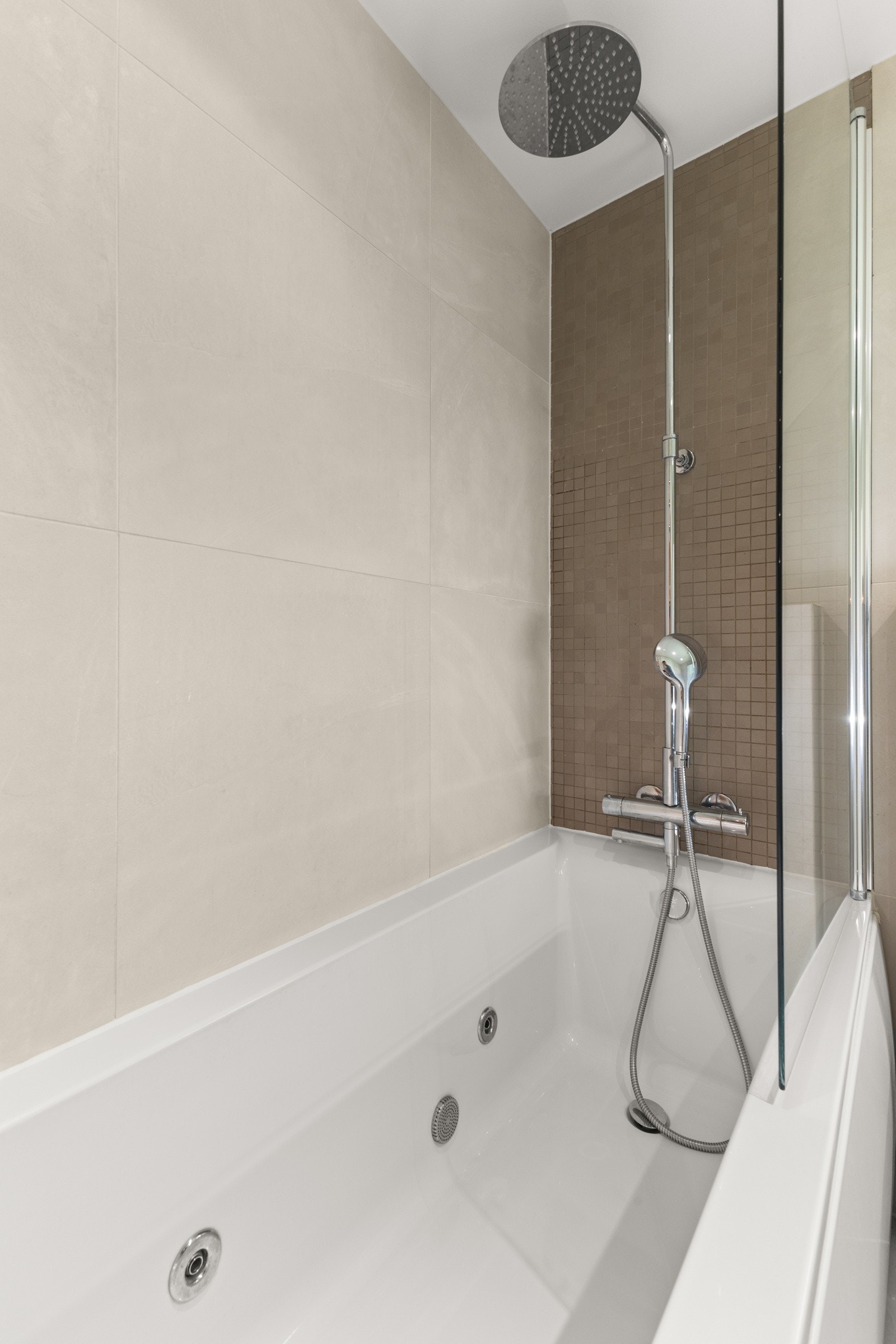 Badet har et "multifunksjonellt" badekar med bobler og regndusj. Galleribilde