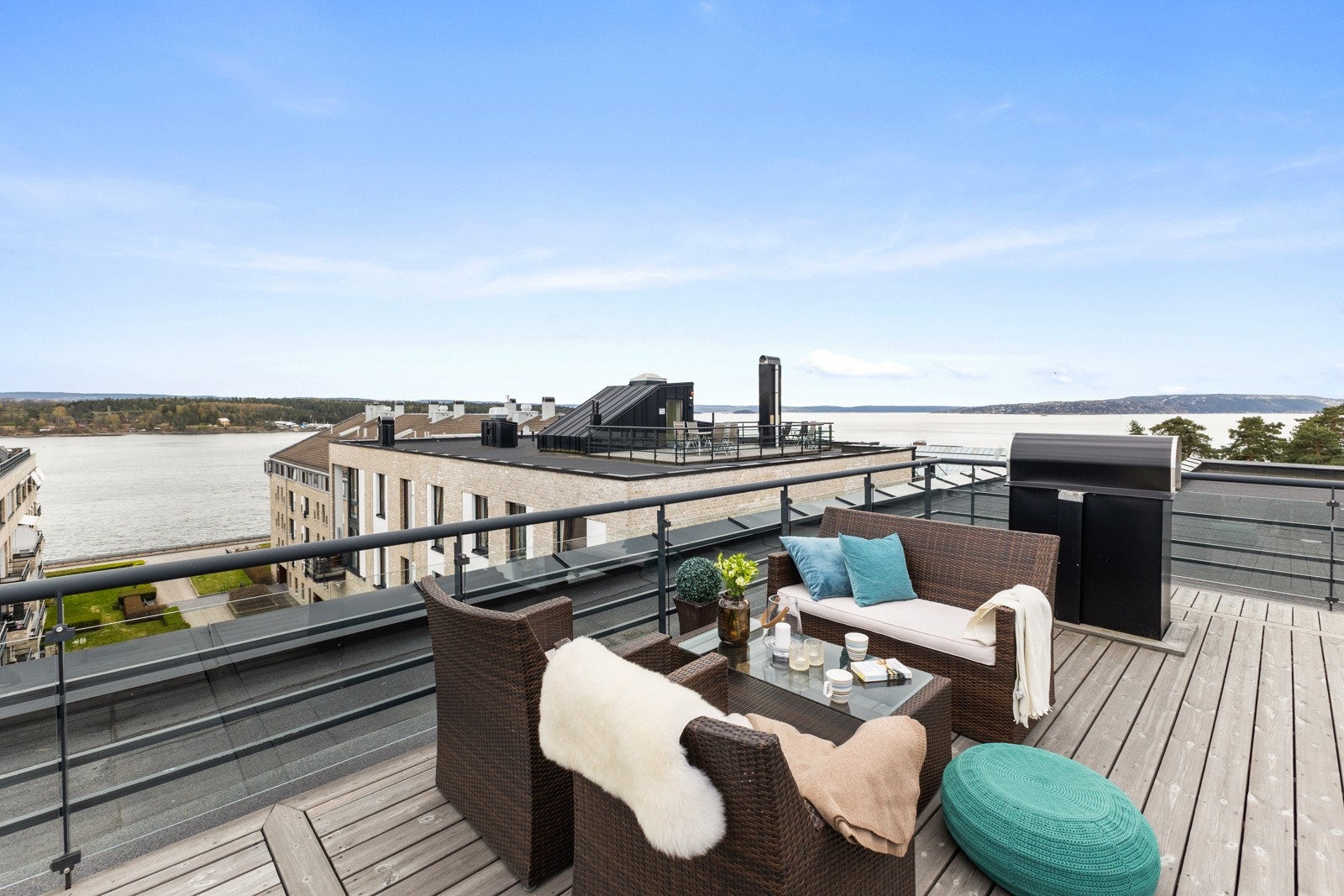 Koselig felles takterrasse med utegruppe. Galleribilde