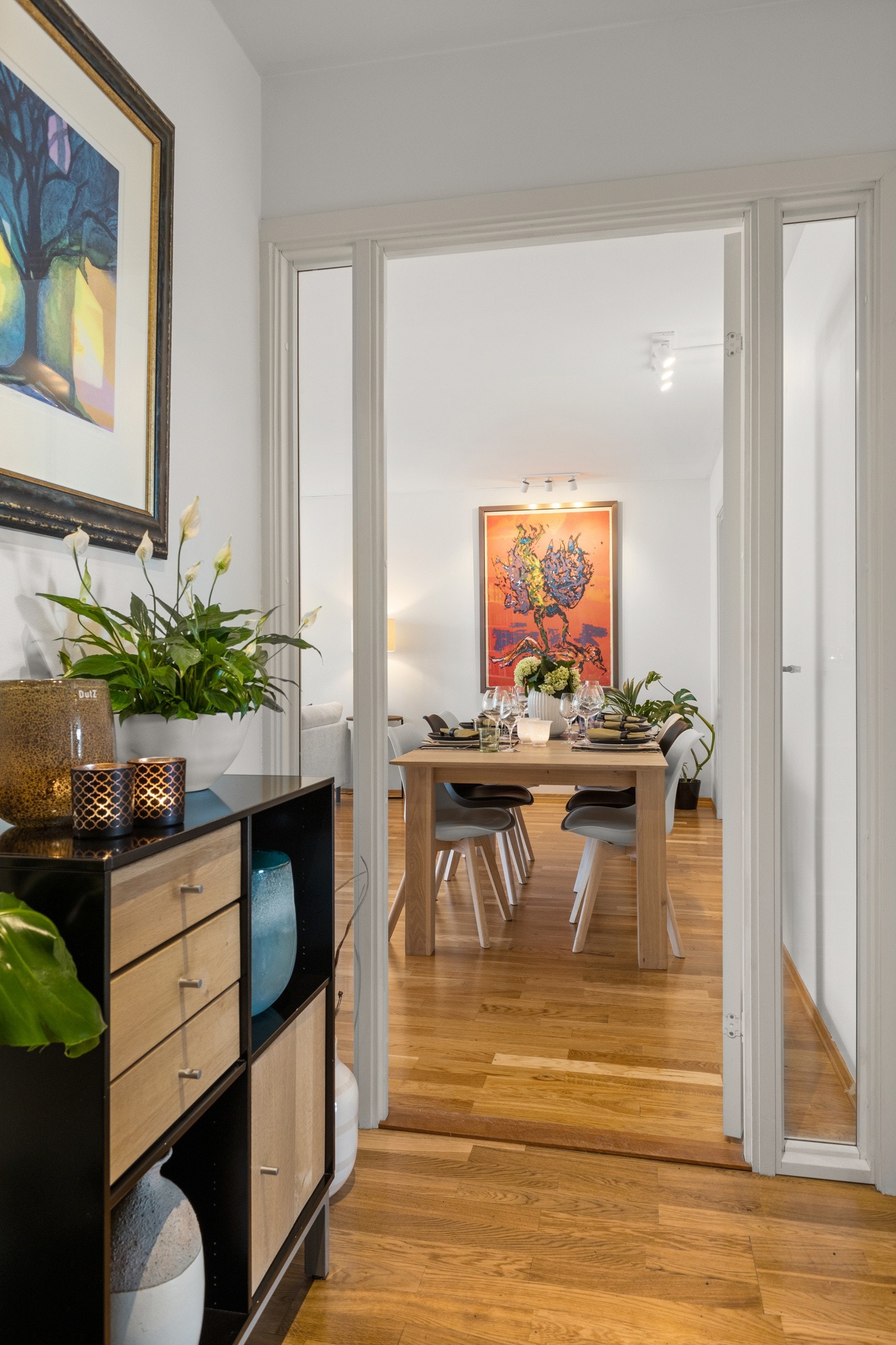 Fra stuen er det adkomst til gangen Galleribilde