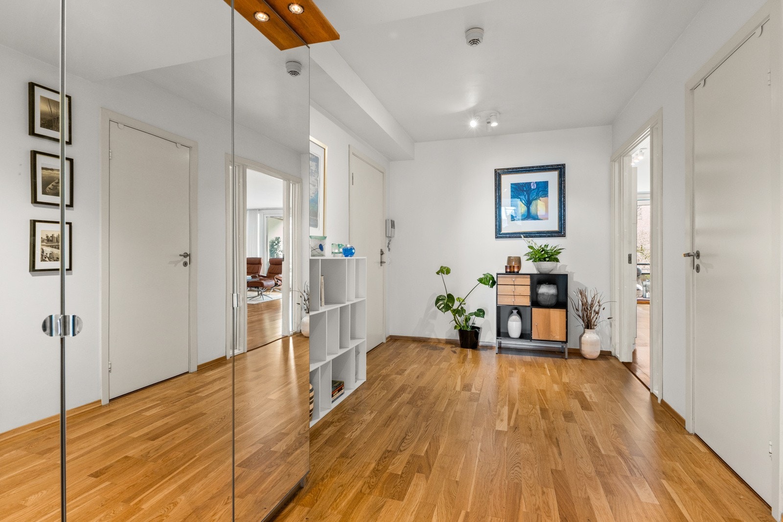 Innbydende og romslig entré med stor garderobe med helspeil fronter. Galleribilde