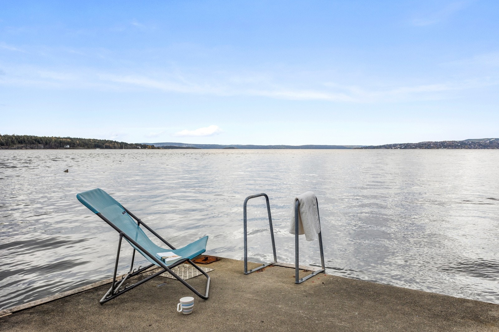 På badebrygga kan du sole deg og bade hele dagen. Galleribilde