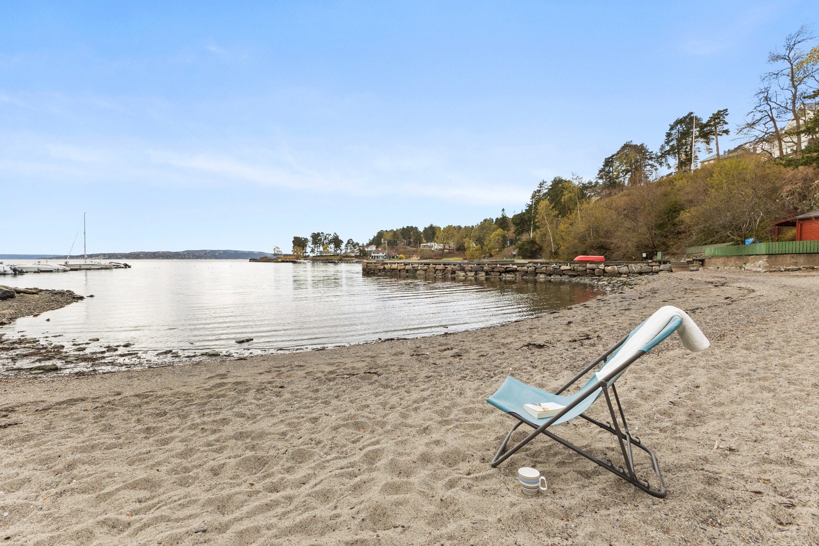 100 m til en fredlig strand med flott og martim utsikt. Galleribilde