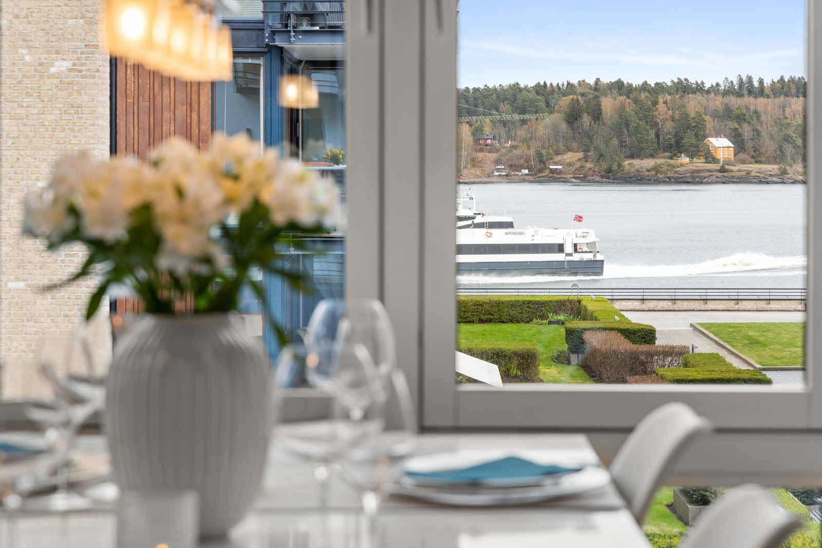 Legg merke til transportbåten som går mellom Lysaker, Oslo og Nesoddtangen om sommeren. Galleribilde