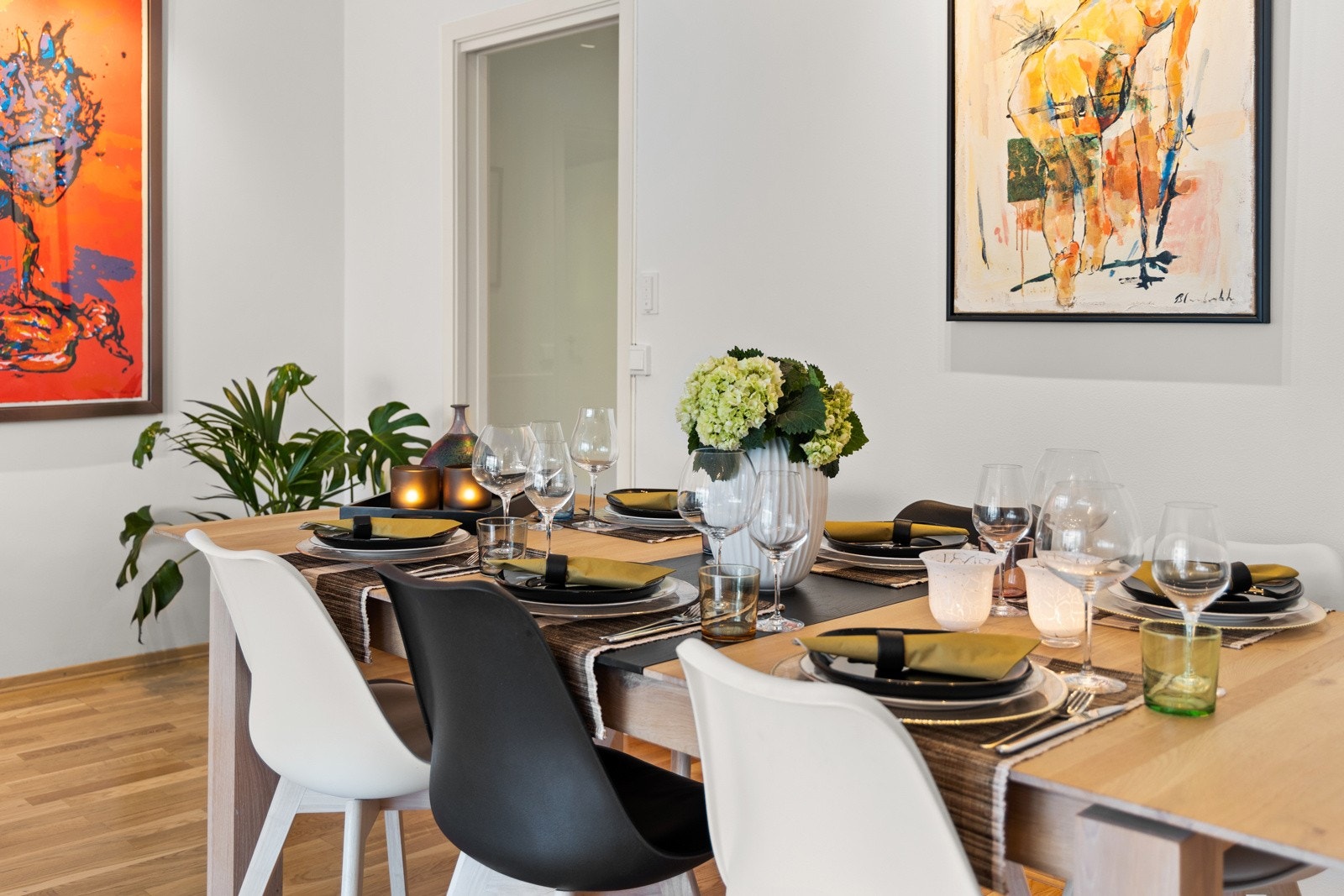 Stuen har også plass til spisebord/langbord i nærhet til kjøkkenet. Galleribilde