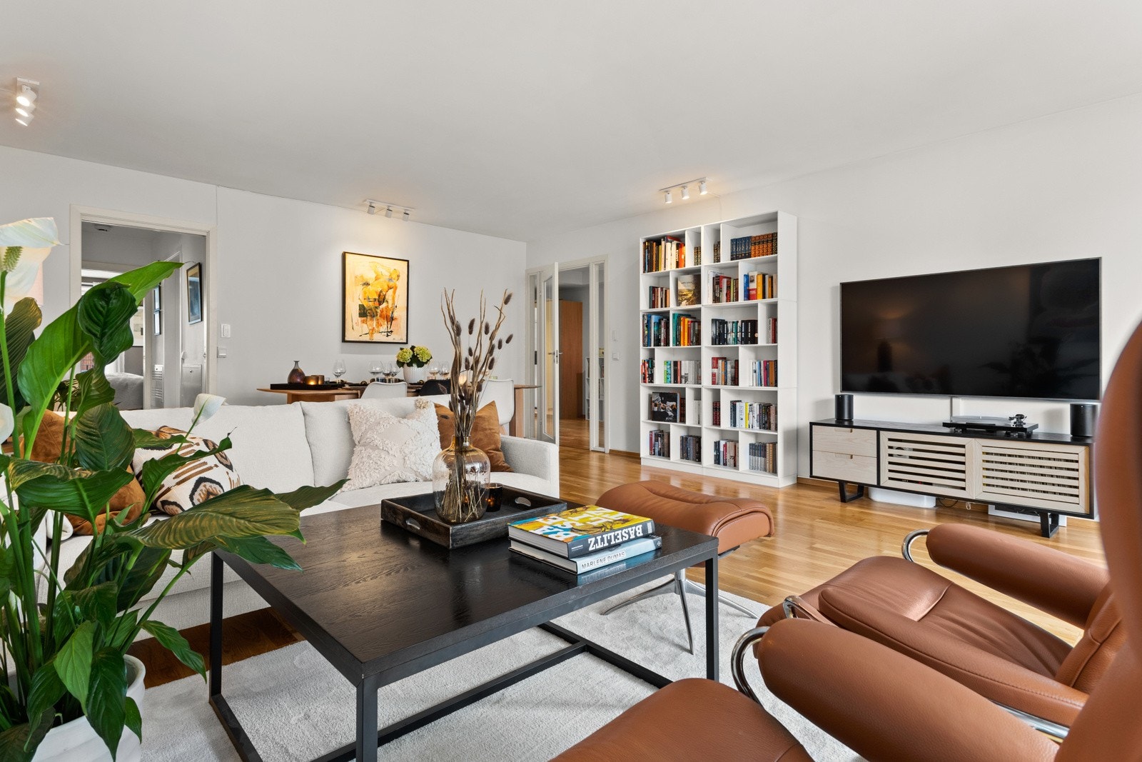 Stuen er lys og romslig med plass til sofamøblering eller annet ønskelig innredning. Galleribilde