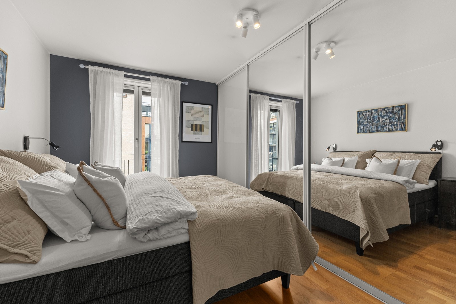 Dette soverommet er av god størrelse og har en tilhørende helspeil skyvedørsgarderobe. Galleribilde