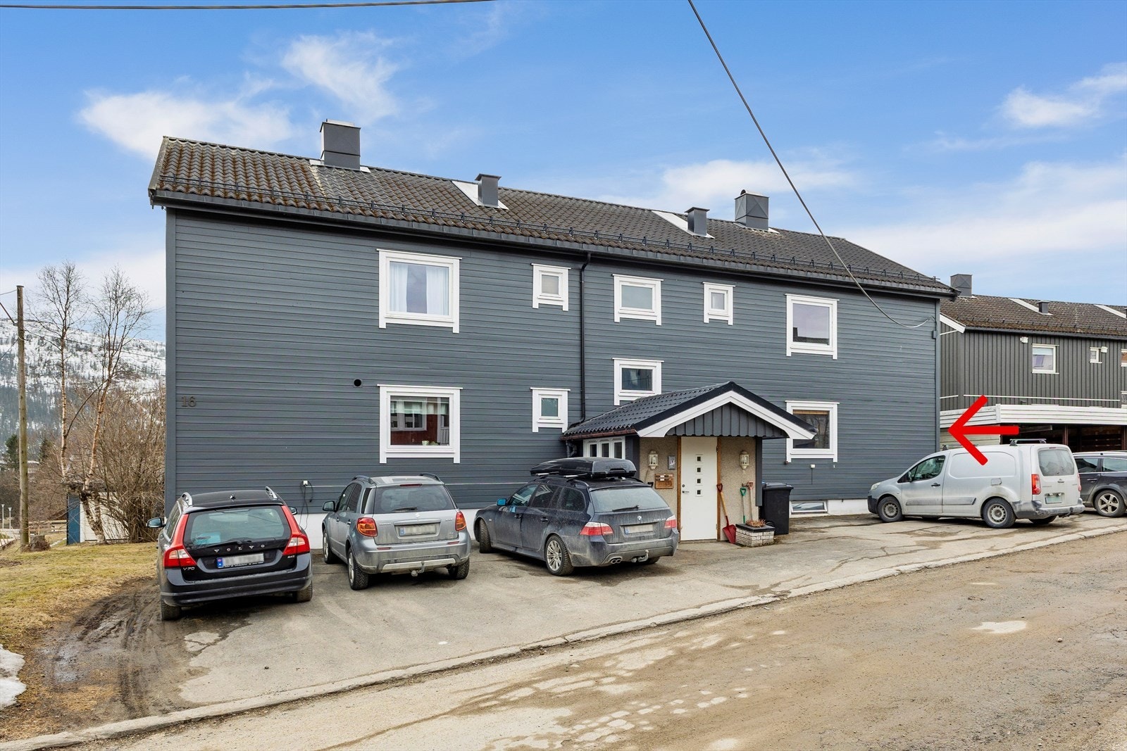 Mot fasade. Galleribilde