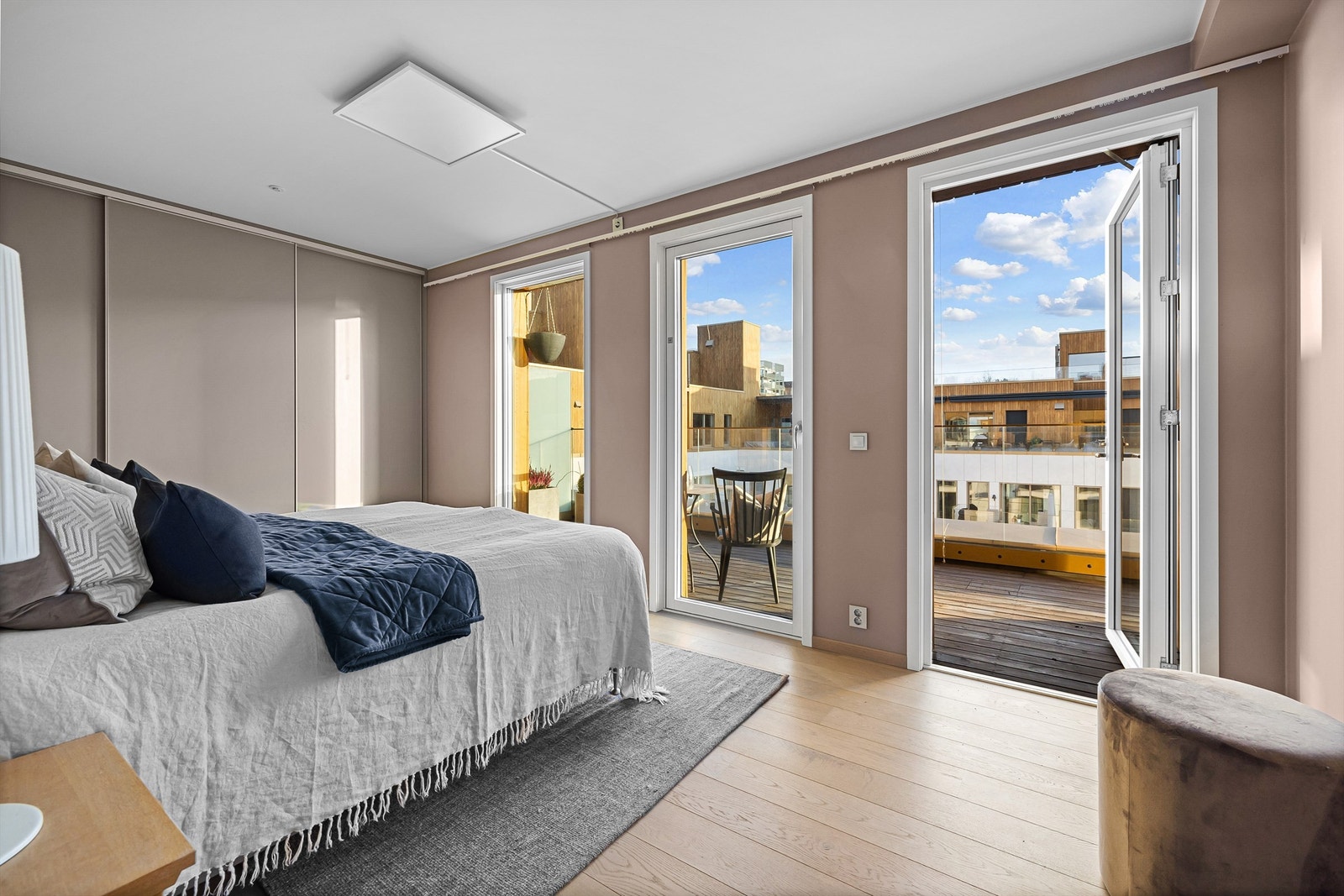 Hovedsoverommet, utgang til terrassen med nydelig morgensol Galleribilde