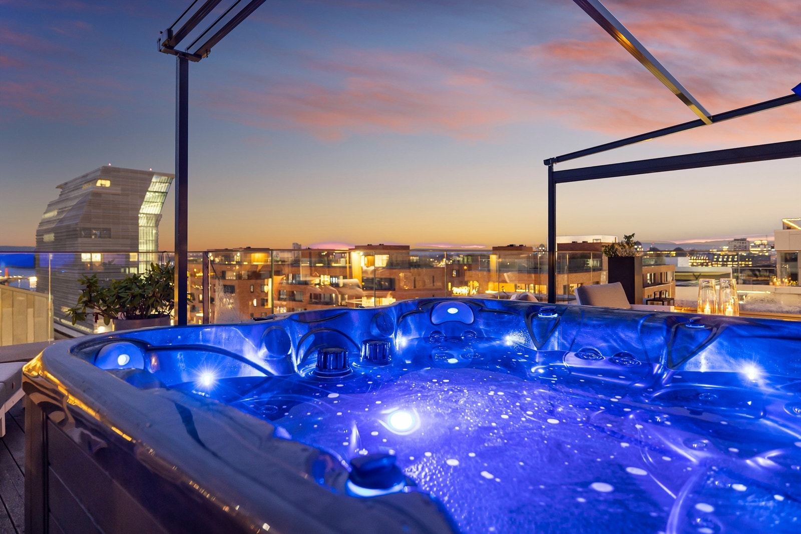 Selger har montert opp egen Jacuzzi Galleribilde