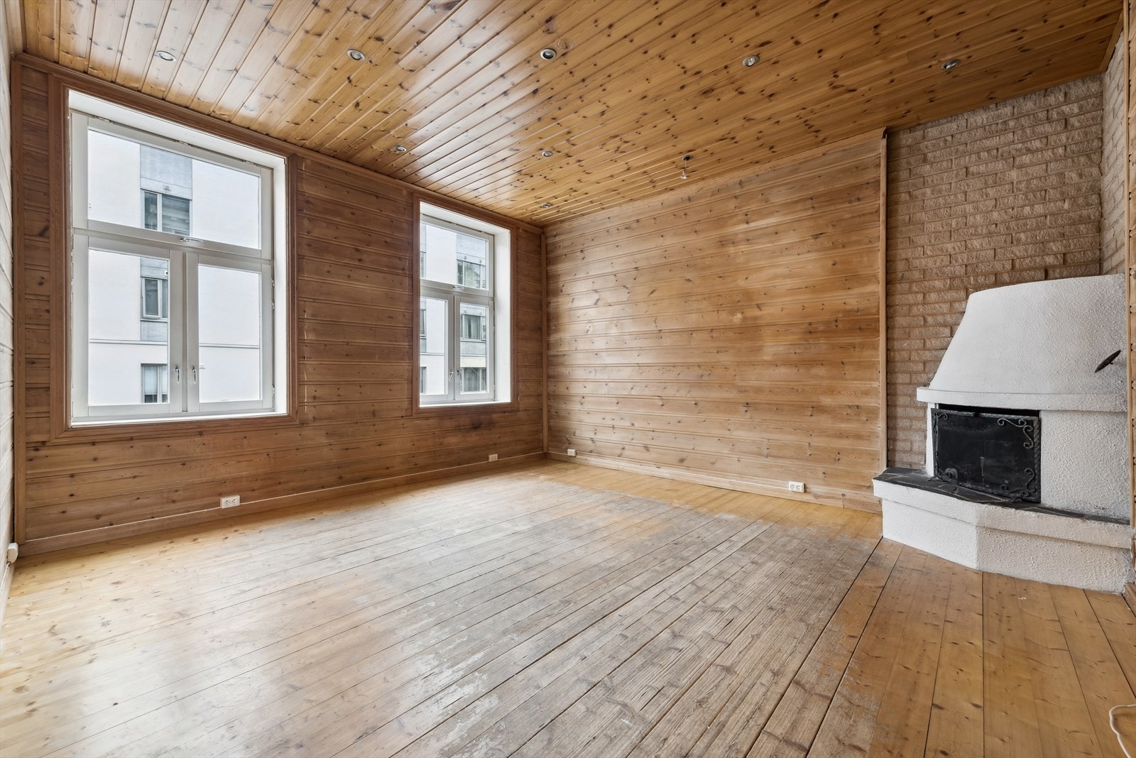 Stor og romslig stue med gruepeis. Galleribilde