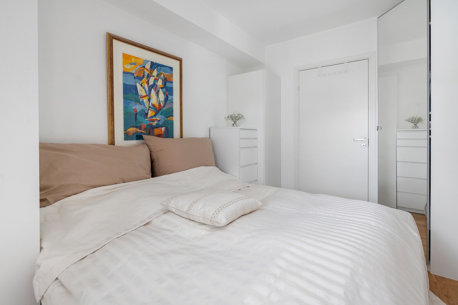 Alle soverommene er av god størrelse og har plass til både seng og garderobeskap. Galleribilde