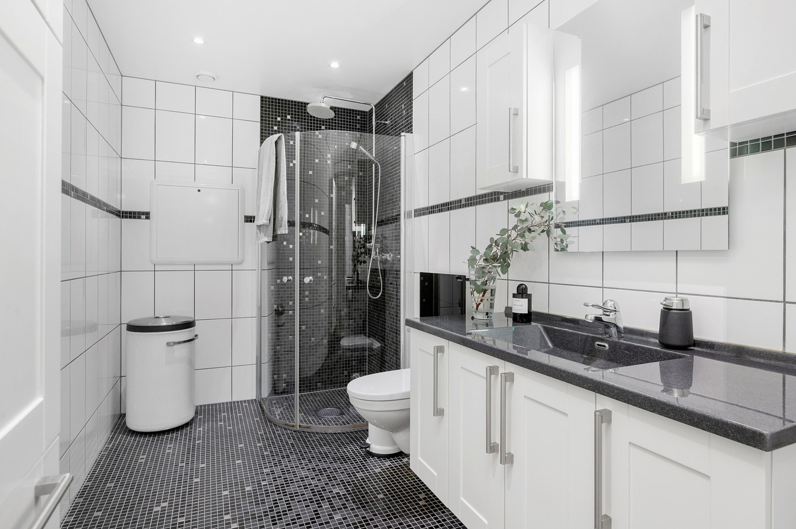 Badet i leiligheten er på hele 7 kvm. Galleribilde