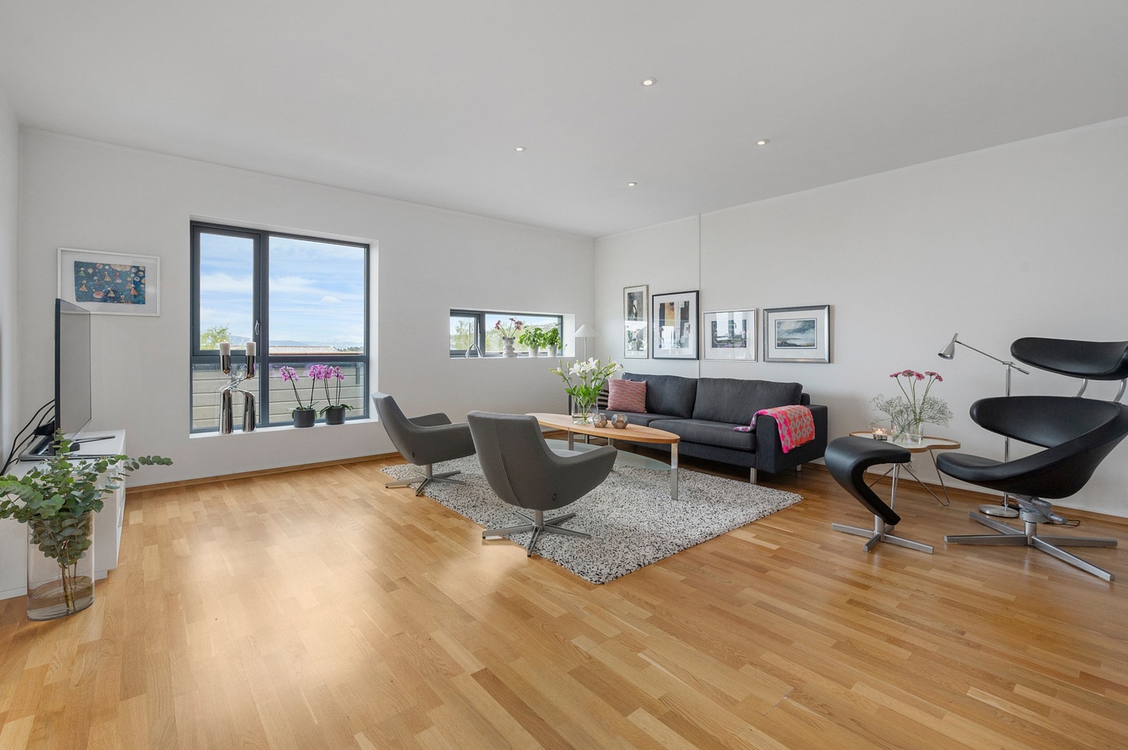 Velkommen inn til denne flotte leiligheten i toppetasjen i et populært og barnevennlig boområde på Saksvik. Galleribilde