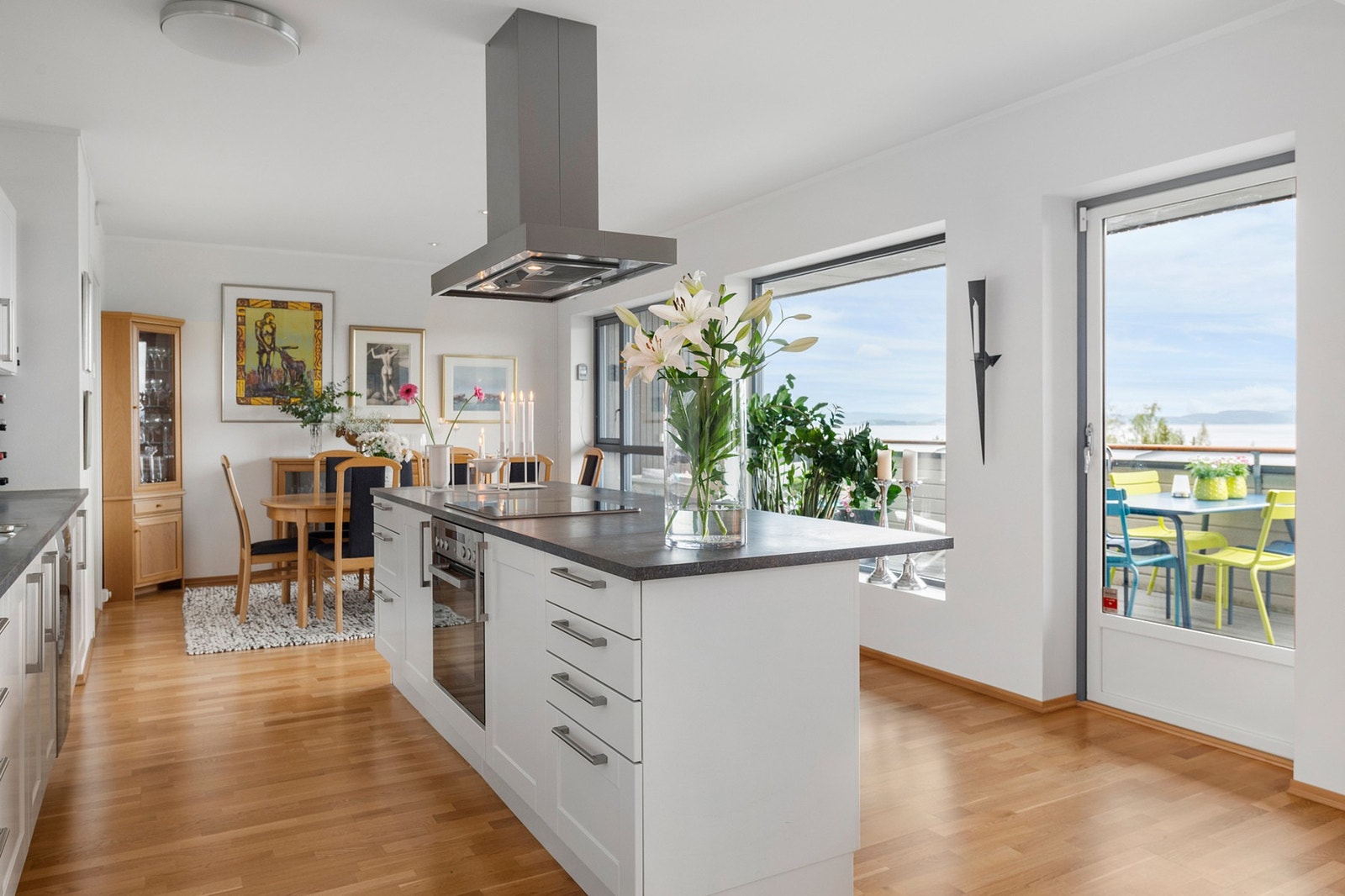 Innredning med mekanisk avtrekksvifte over stekesonen og opplegg for vaskemaskin Galleribilde