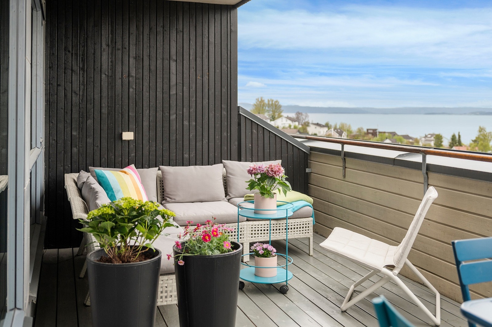 Leiligheten har en stor balkong på nesten 22 kvm. Galleribilde