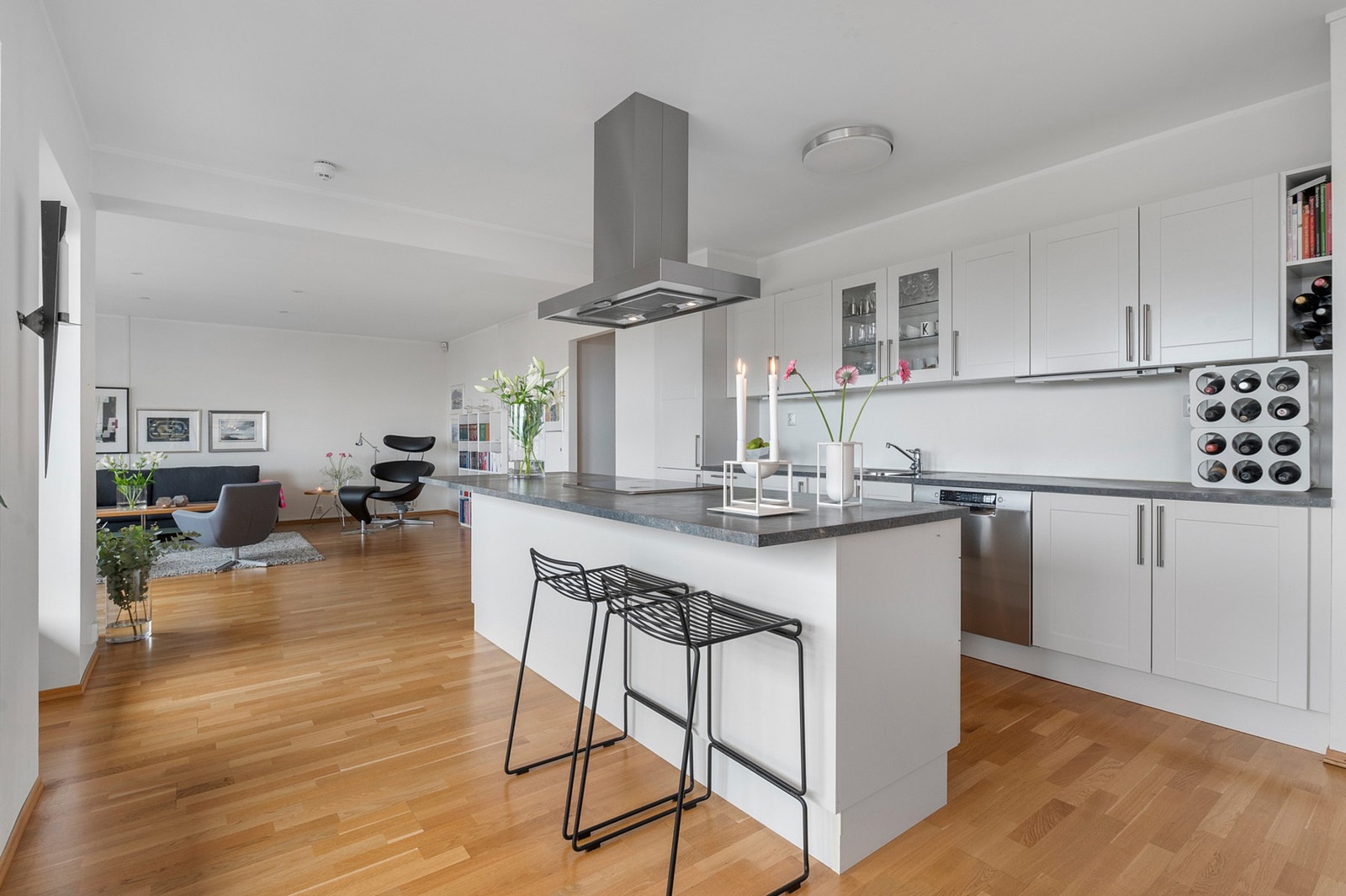 Her har du mye oppbevaringsplass og kjøkkenøyen er svært praktisk i en hektisk hverdag. Galleribilde