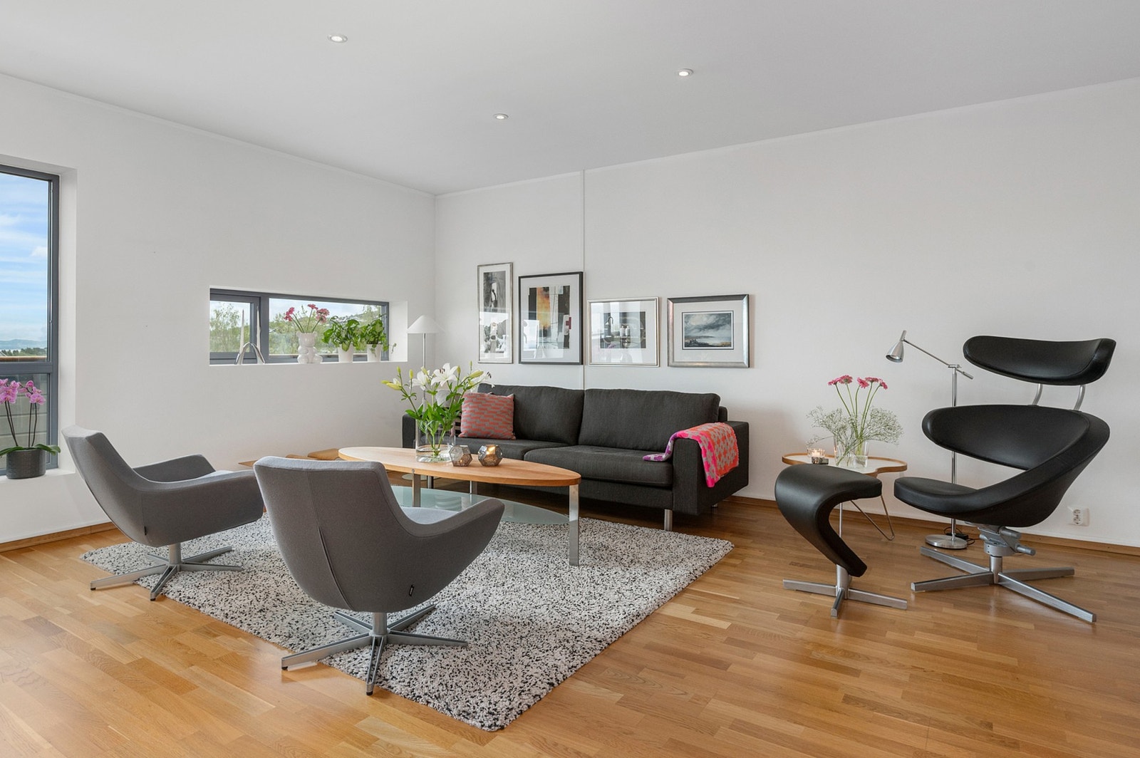 Stuen er åpen og lys og har god plass til flere sittegrupper. Galleribilde