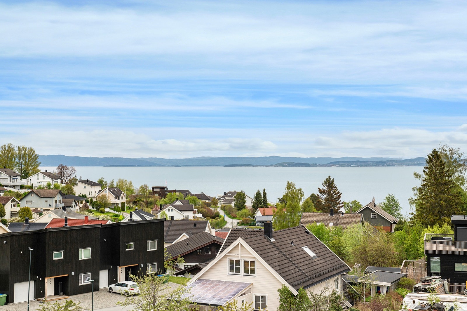 Det er heis i bygget, og leiligheten disponerer en fast p-plass i p- kjeller i tillegg til en ekstra bod. Galleribilde