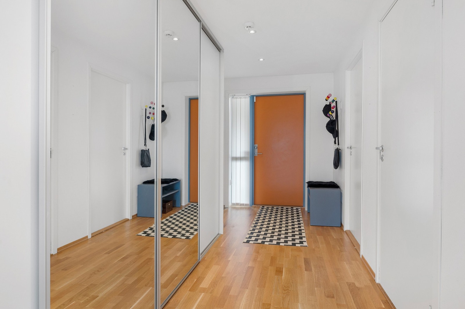 I gangen er det skyvedørsgarderobe med gode oppbevaringsmuligheter. Galleribilde