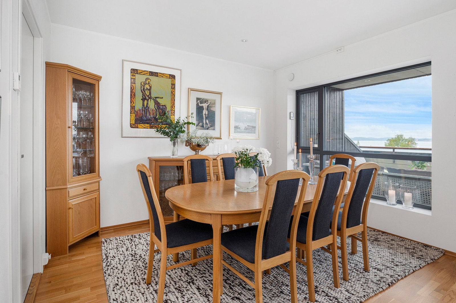 Ved kjøkkenet har du også god plass til spisestue, her kan du samle familie og venner til trivelige sammenkomster. Galleribilde