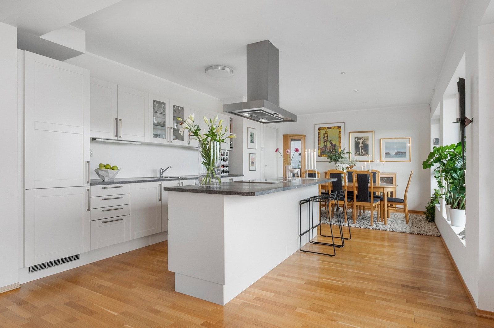 Kjøkkenet er moderne og tidløst. Galleribilde