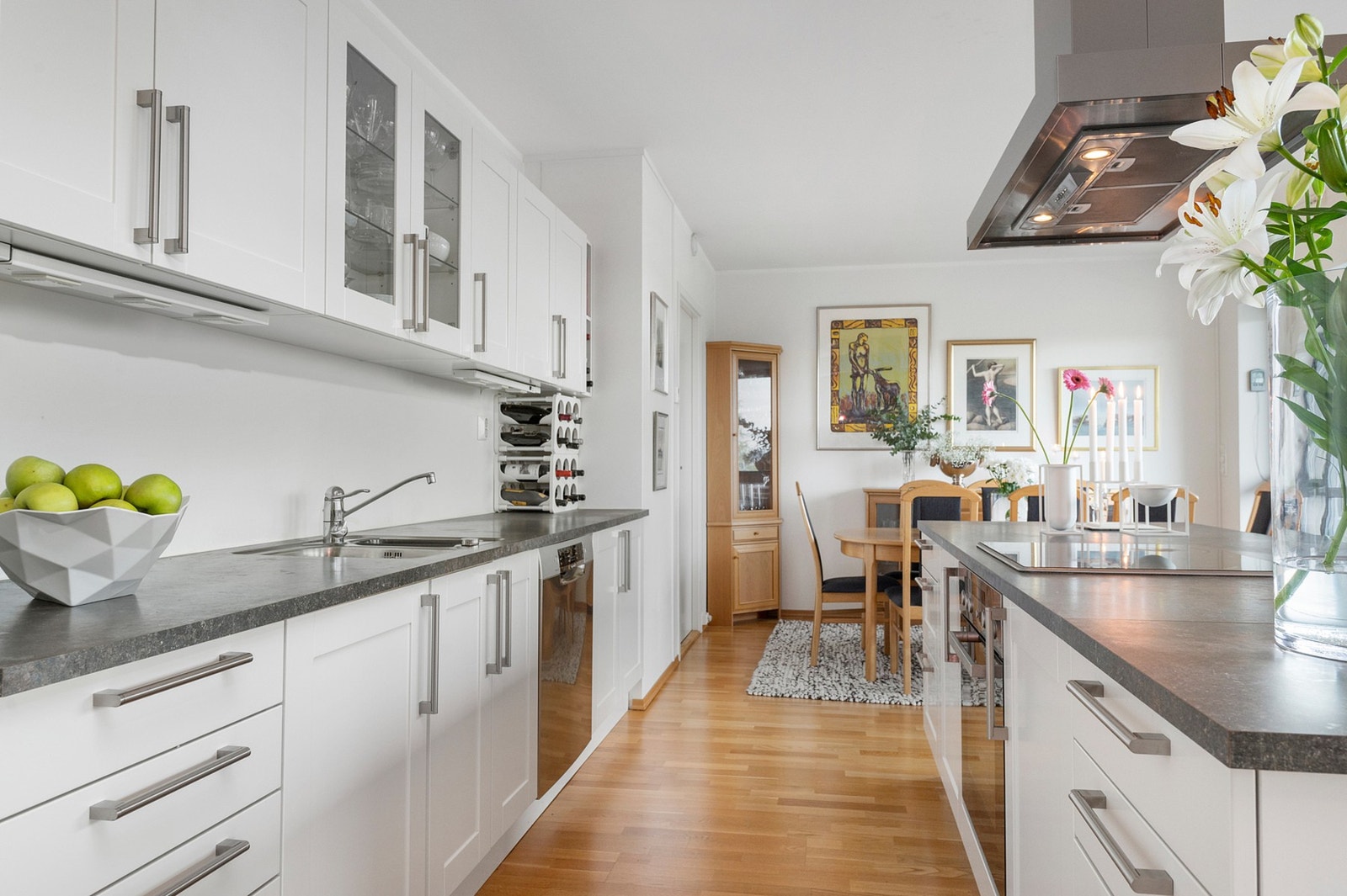 Det er integrert kjøl/fryseskap, platetopp og stekovn. Galleribilde