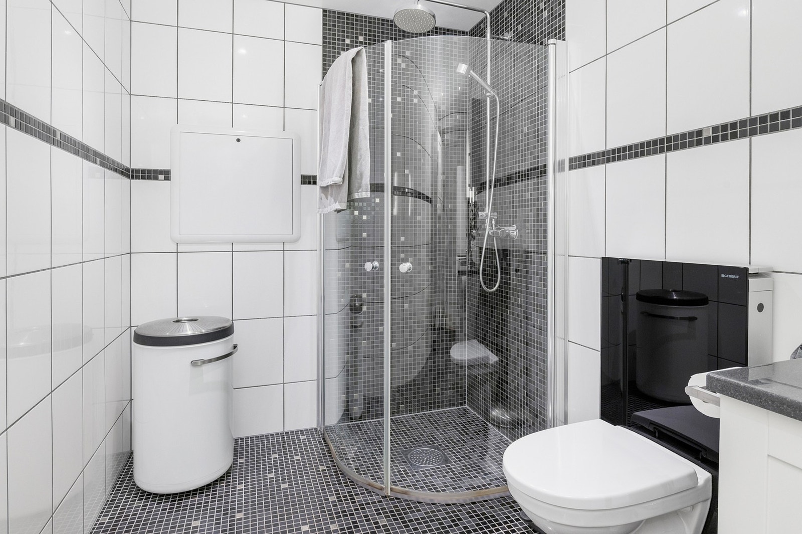 Utstyrt med innfellbare dusjdører, mekanisk avtrekk, opplegg for vaskemaskin, rørfordelingsskap, servantskap, stoppekran, vannmåler og veggmontert wc. Galleribilde