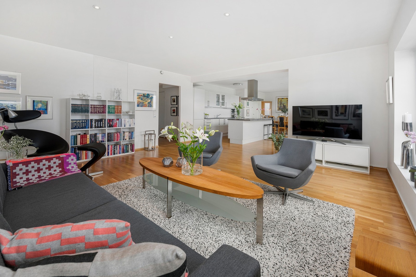 Leiligheten har en stor åpen stue/kjøkken løsning på hele 52 kvm. Galleribilde