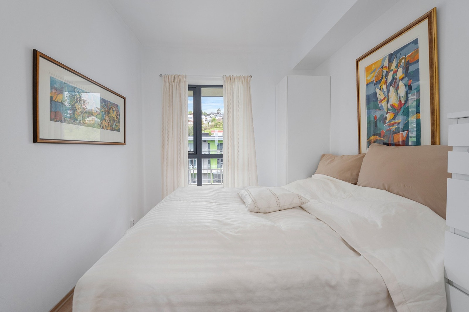 Leiligheten innehar totalt 3 soverom. Galleribilde