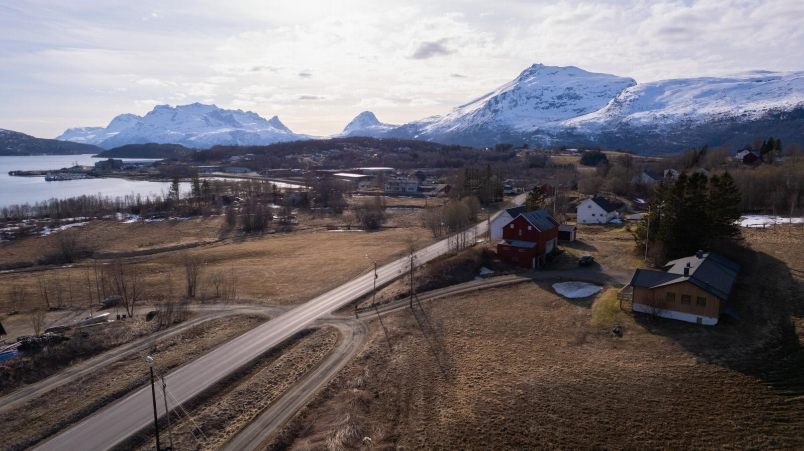 Stor eiendom i nydelige omgivelser.