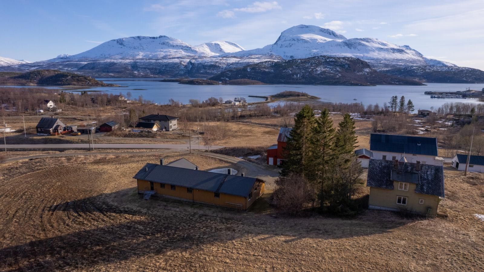 Eiendommen ligger i et naturskjønt område.