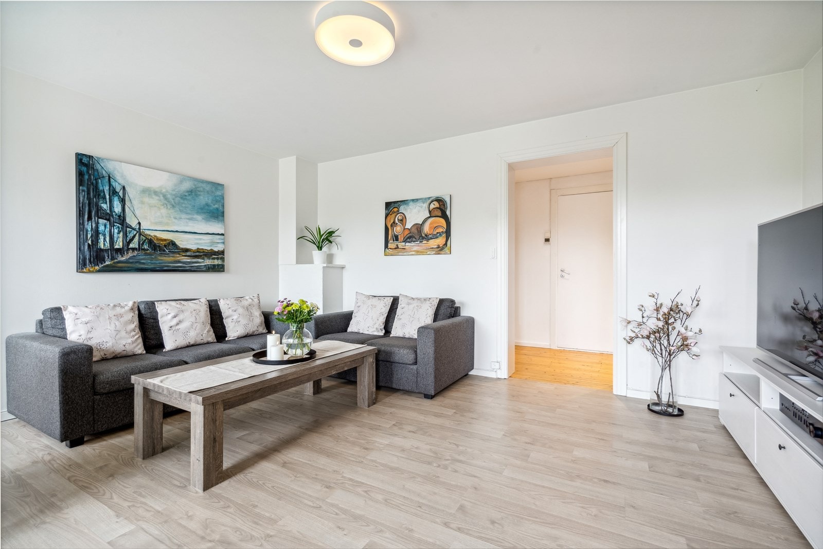 Stuen med plass til sofagruppe og spisebordsgruppe. Galleribilde