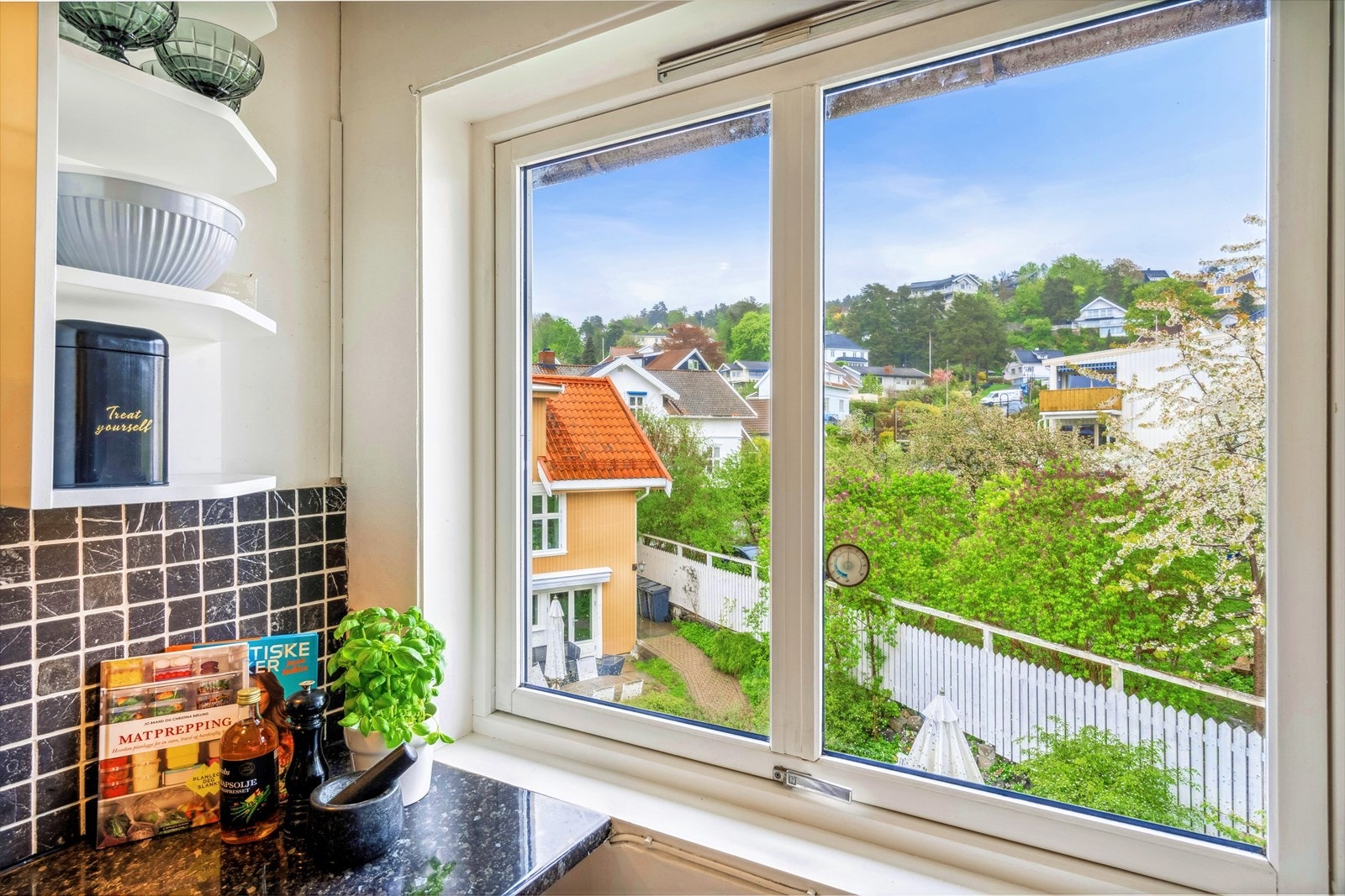 Fra kjøkkenet ser man ut i den koselige bakgården. Galleribilde