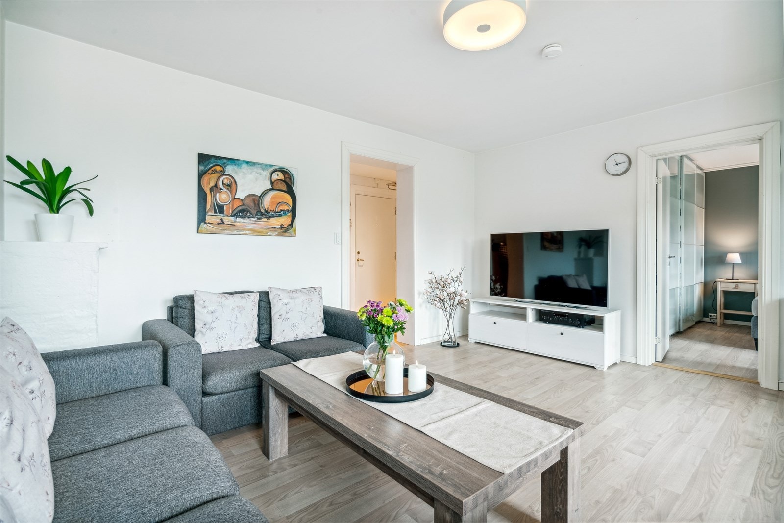 Det er lagt tilsvarende gulv i stuen og på soverommet. Galleribilde