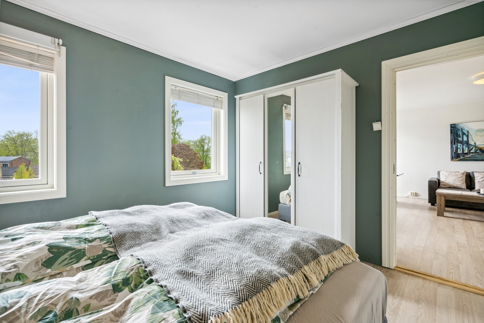 Romslig soverom med plass til garderobeskap. Galleribilde