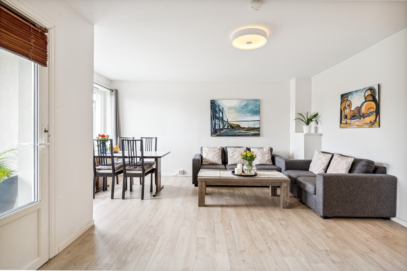 Stuen med utgang til den sjarmerende balkongen. Galleribilde