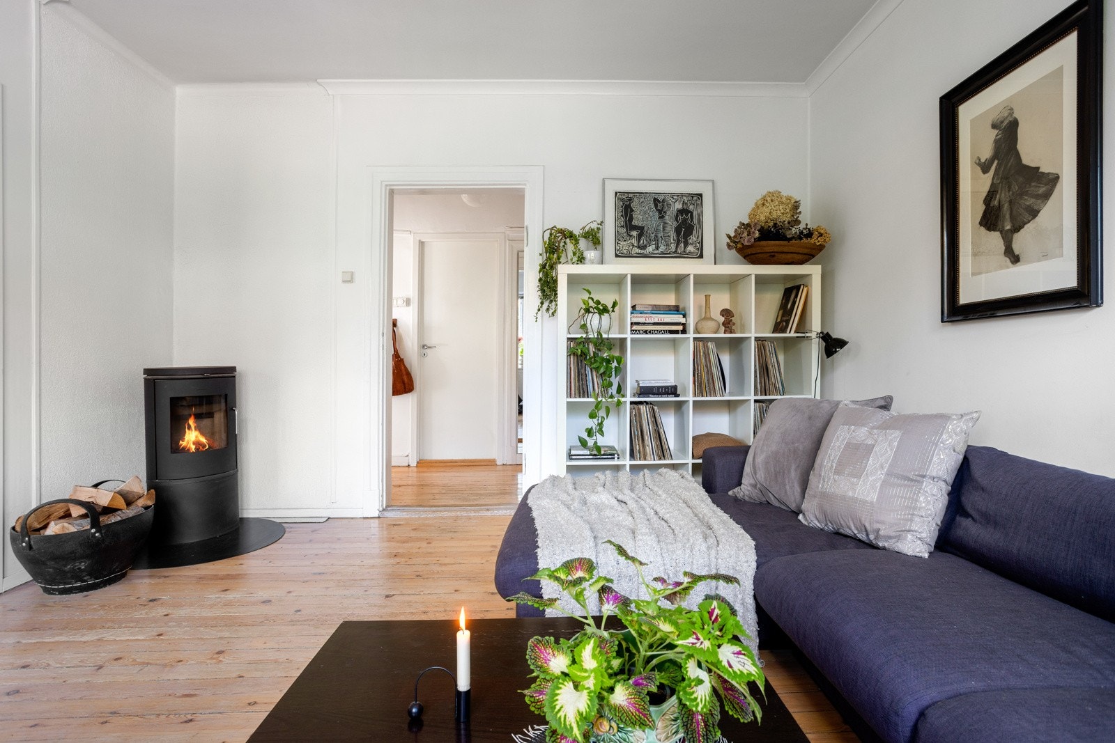 Stuen har i tillegg en flott peis som både skaper en lun stemning og som varmer godt. Galleribilde