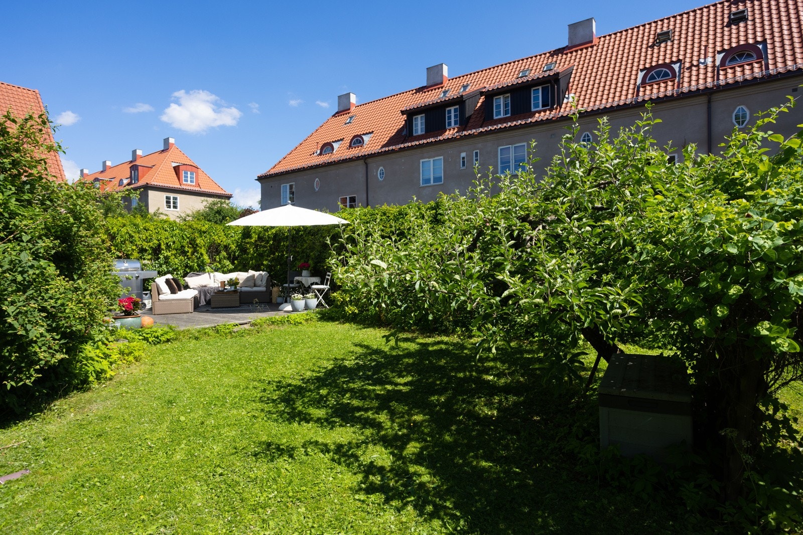 Hagen er omkranset av grønn og frodig beplantning som gjør at man befinner seg i svært skjermede omgivelser. Galleribilde
