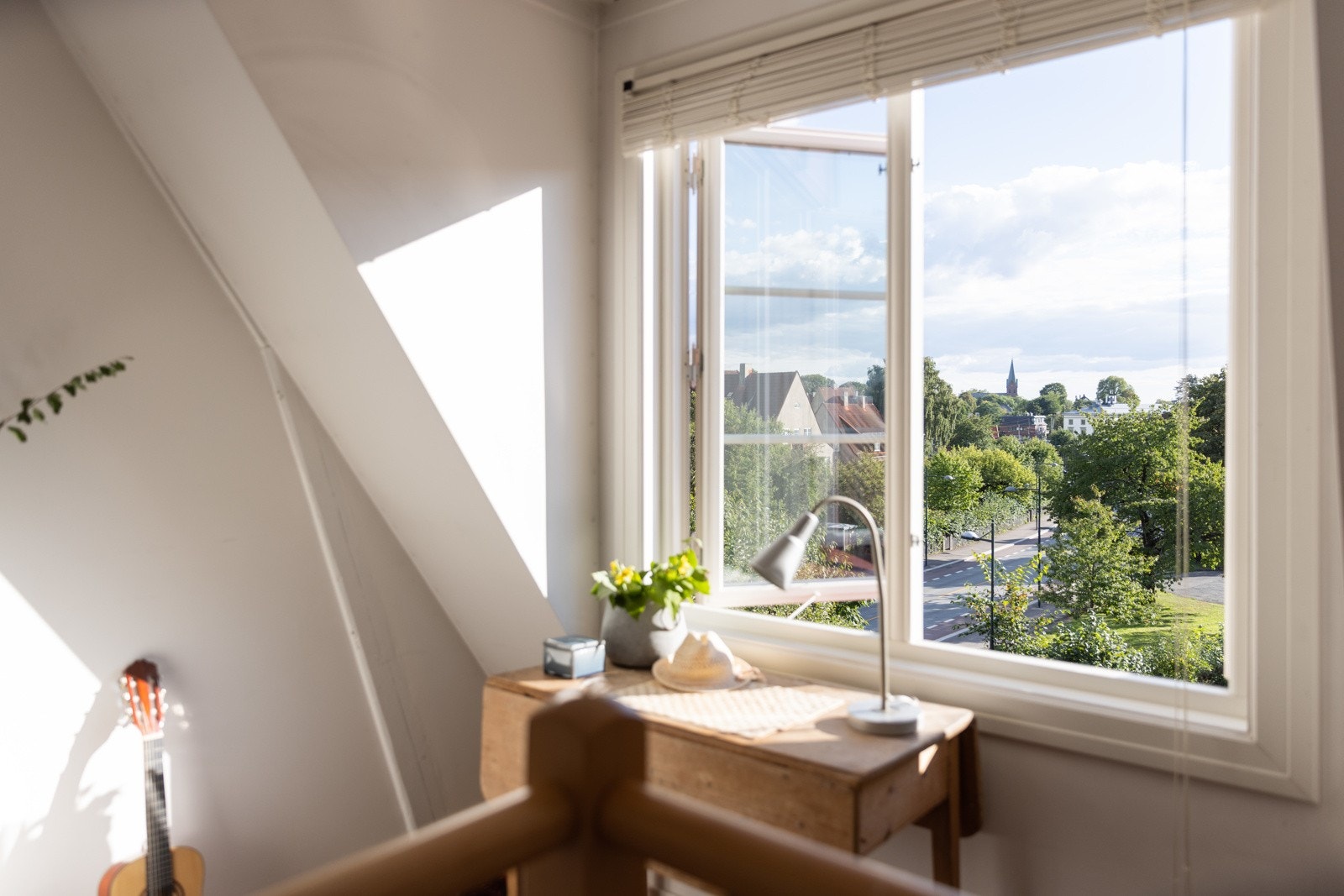 Herlig utsyn til nabolaget fra loftsetasjen. Galleribilde