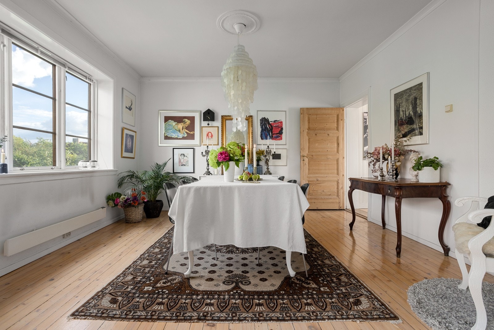 Spisestuen er et hyggelig og naturlig samlingspunkt med god plass til langbord. Galleribilde