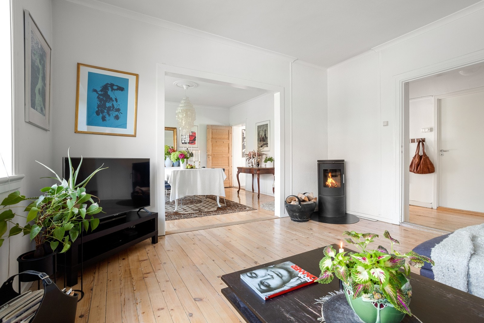 Boligen går over to plan med 2.etasje og utbygget loft og hemsløsning. Galleribilde