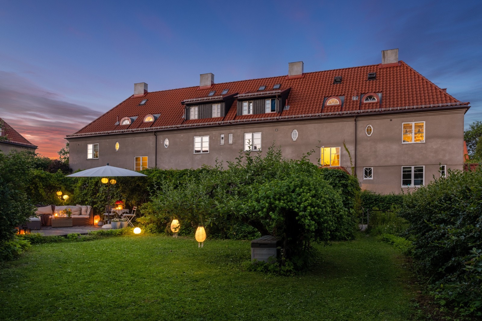 En innholdsrik og hyggelig familiebolig i idylliske omgivelser i vakre Ullevål Hageby. Galleribilde