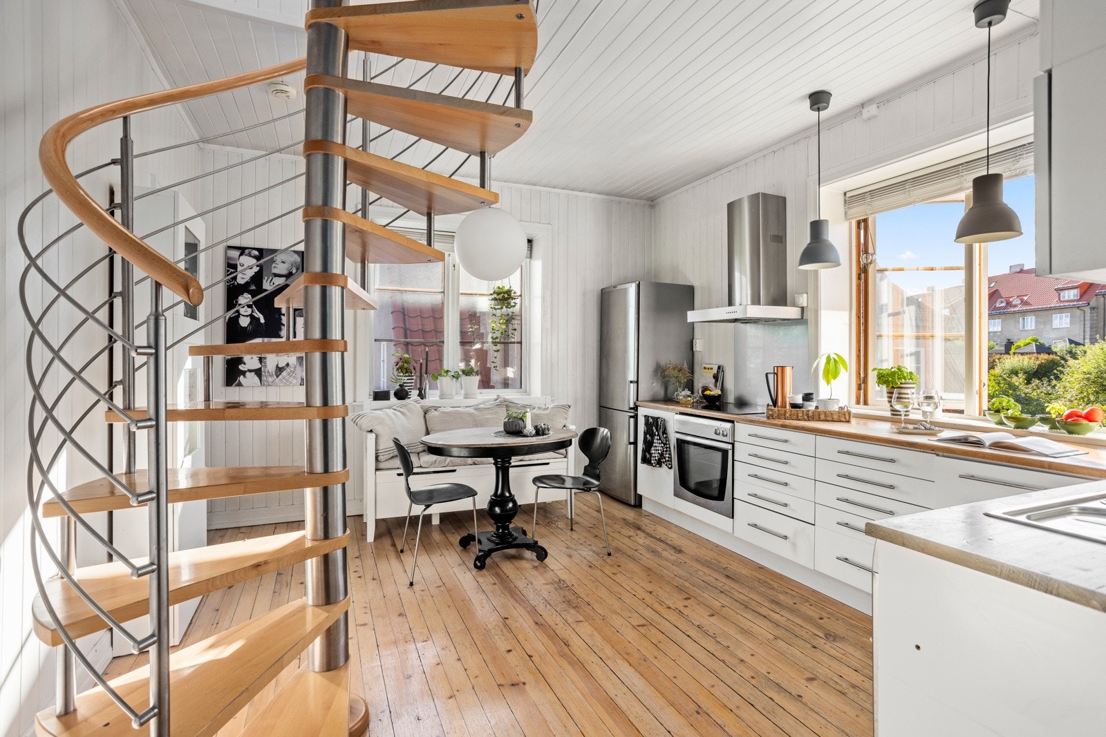Kjøkkenet har en lys innredrning fra JKE og IKEA. Galleribilde