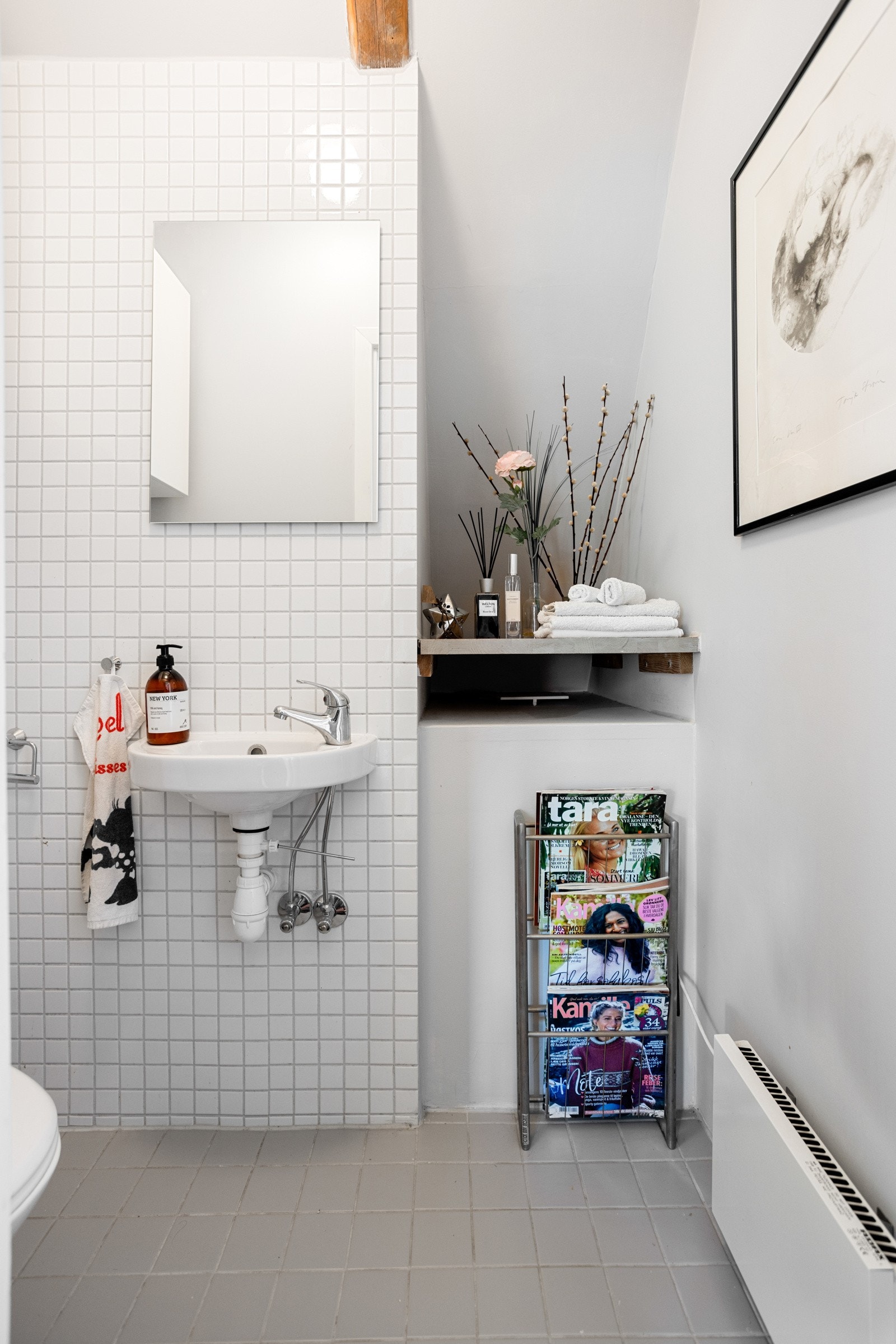 Toalettrom i loftsetasjen med wc og servant. Galleribilde