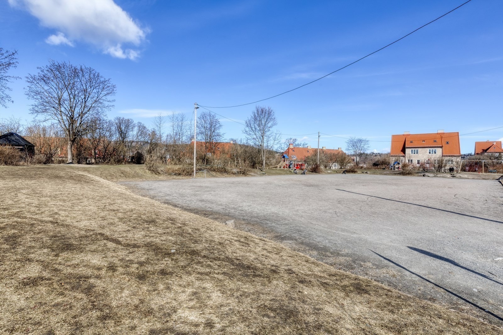 Eventyrplassen ligger ett par minutter unna og tilbyr flott skøytebane på vinterstid og lekeplass og fotballbane om sommeren. Galleribilde