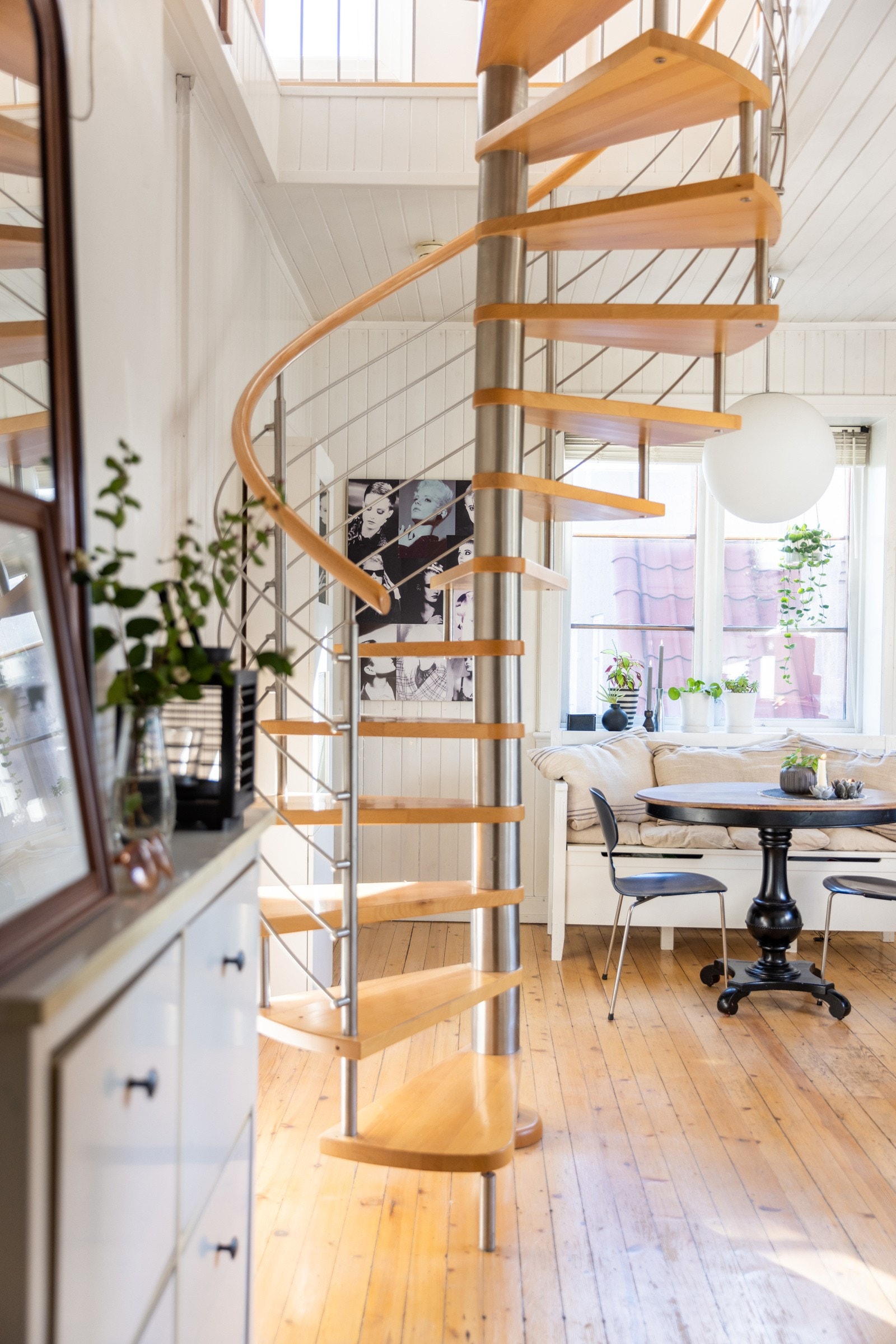 Detaljer | Flott trapp opp til boligens loftsetasje. Galleribilde