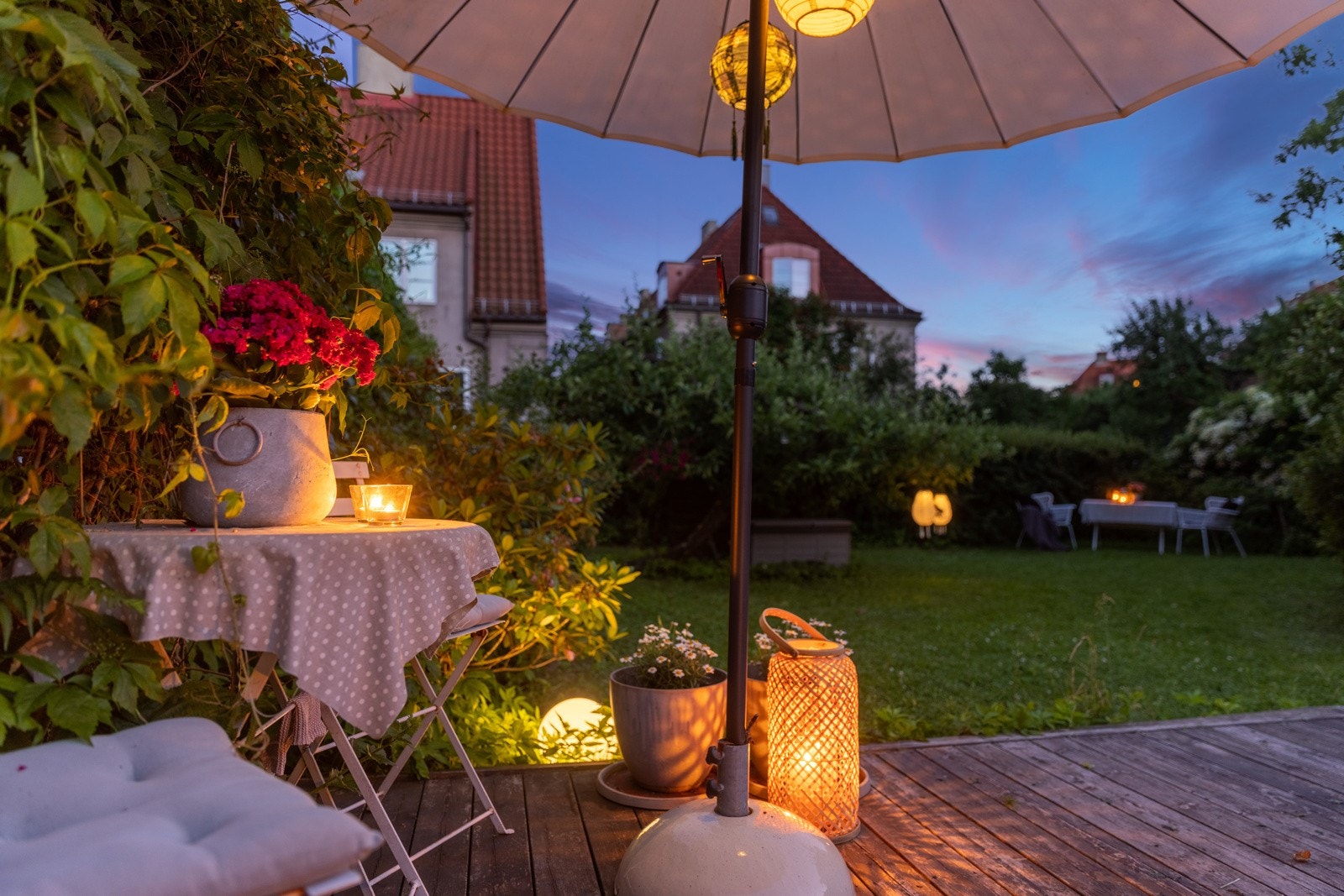 Utvendig har man sin egen, skjermede oase med flere hyggelige soner. Galleribilde