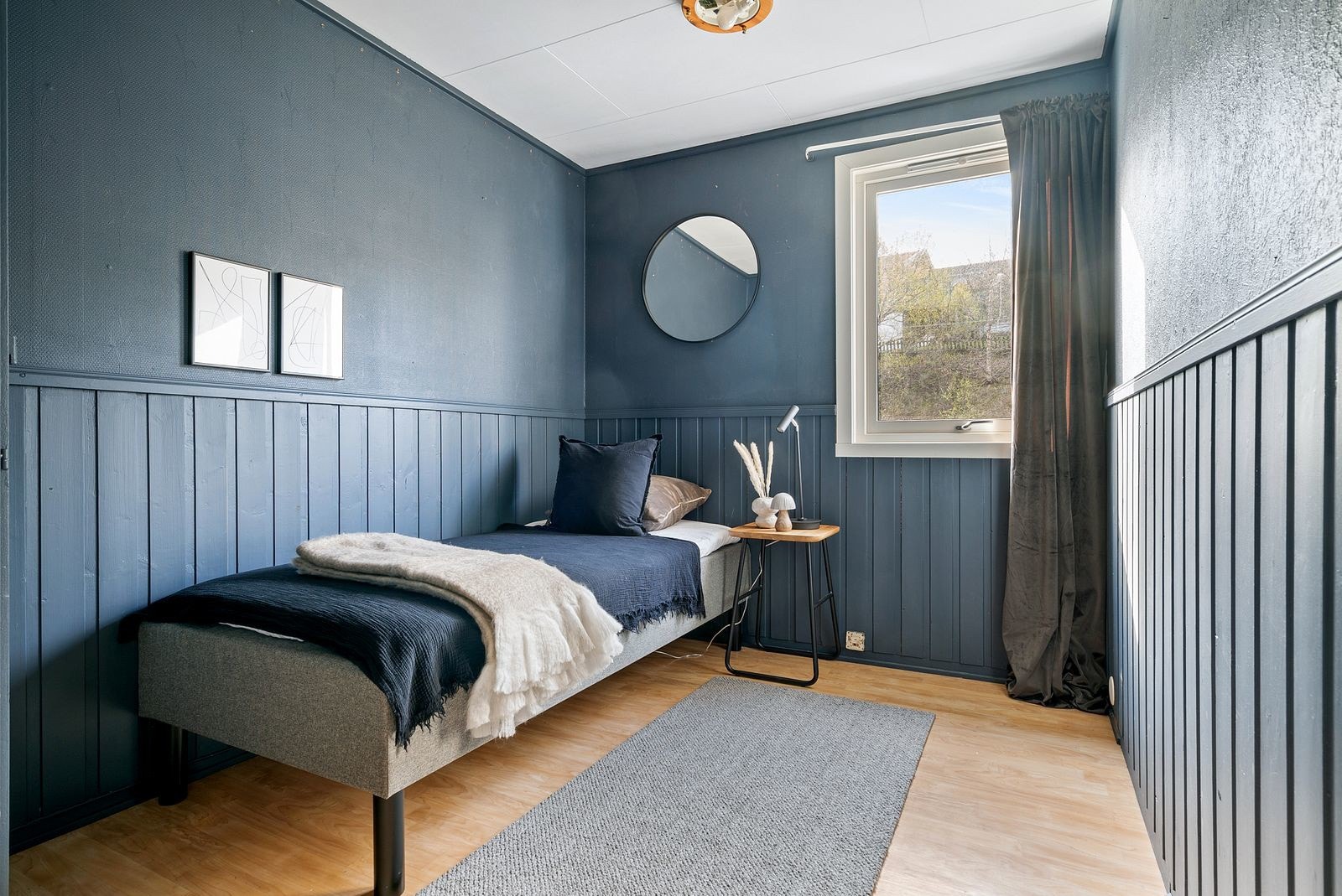 Rekkehuset har tre soverom beliggende sammen i andre etasje, meget praktisk hvis man har små barn Galleribilde